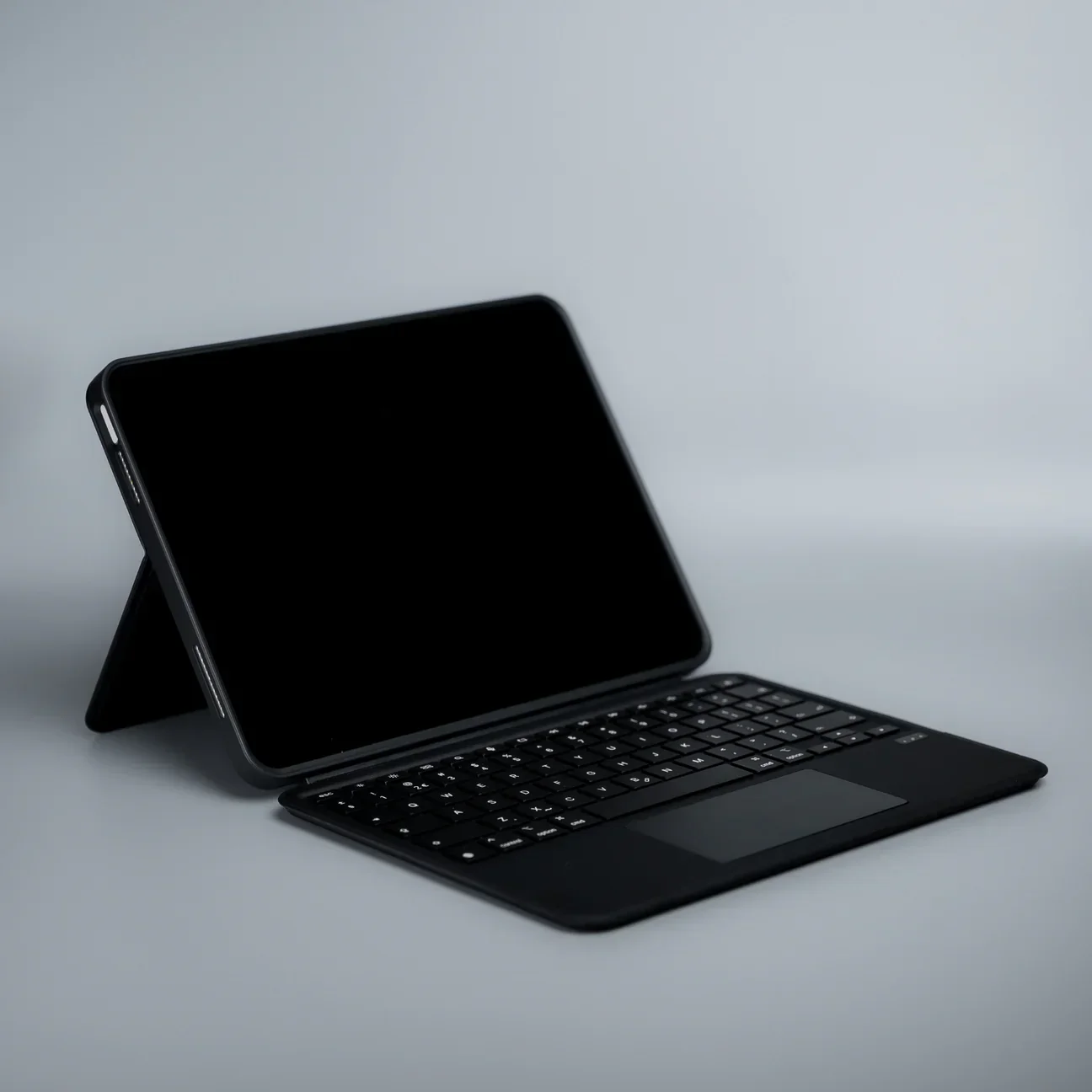 Husă cu tastatură detașabilă și trackpad DECODED pentru iPad 10.9" (Gen 10, 2022) / iPad 11" (Gen 11, A16, 2025), Bluetooth, iluminare, stand reglabil, negru - Image 2
