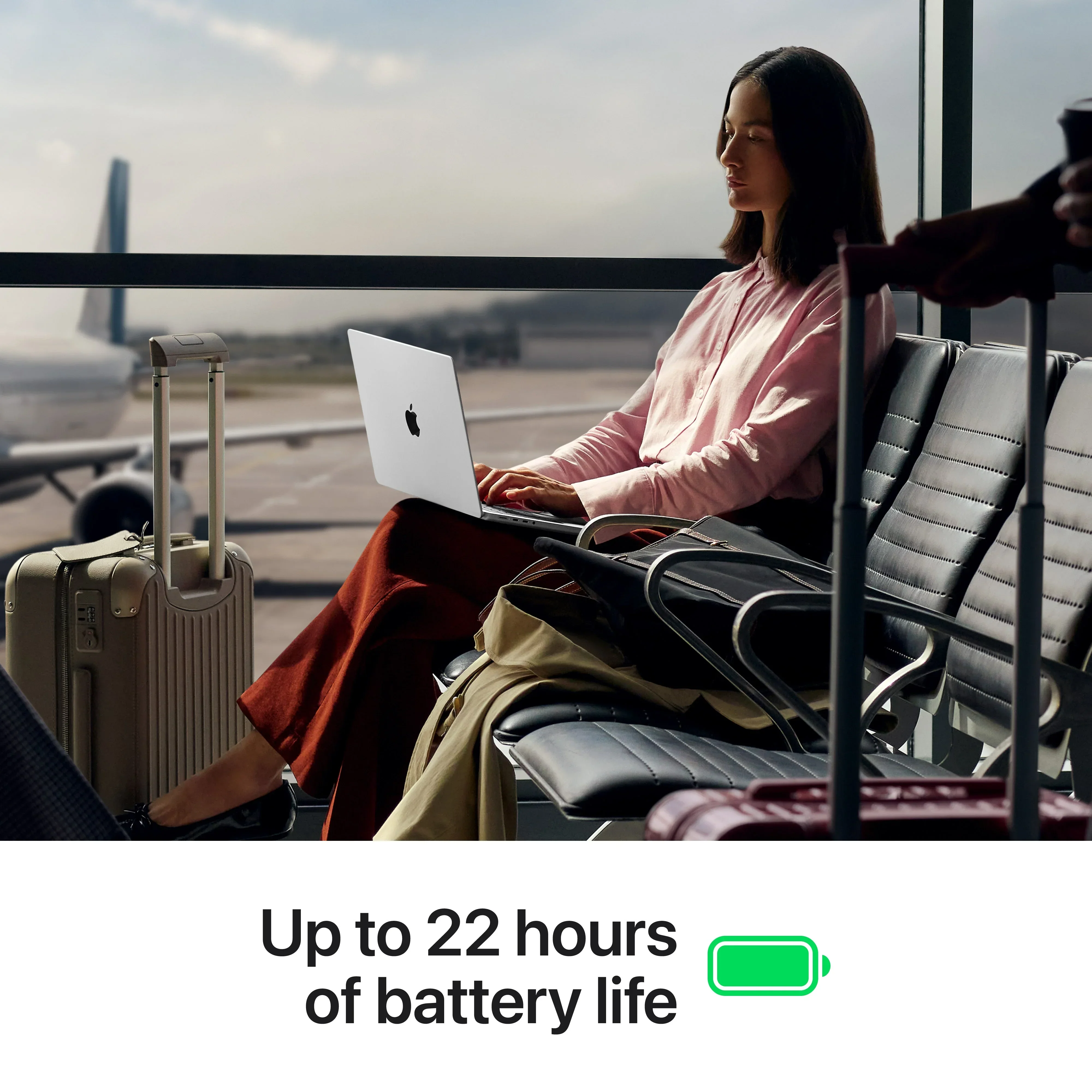 Produs configurabil: MacBook Pro 14", procesor Apple M5 Pro, 18 nuclee CPU si 20 nuclee GPU, 64GB, 2TB SSD, Space Black, Textura nano, US KB - Image 5