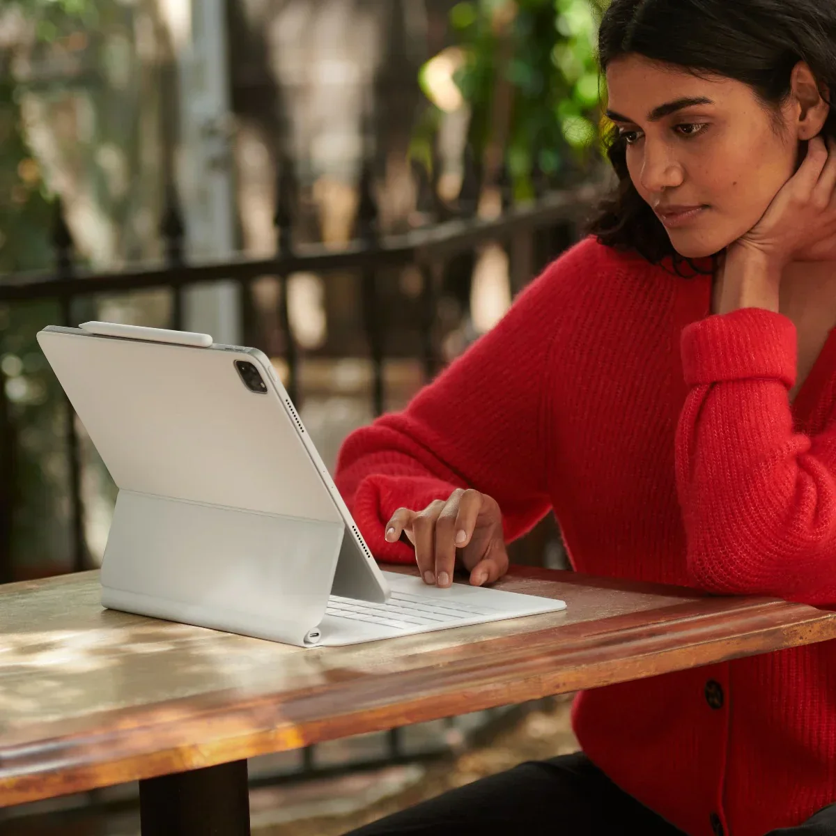 Resigilat: Husa cu tastatura Apple Magic Keyboard pentru iPad Pro 11" (gen.3) / iPad Air (gen.4) Alb, layout INT - Image 8